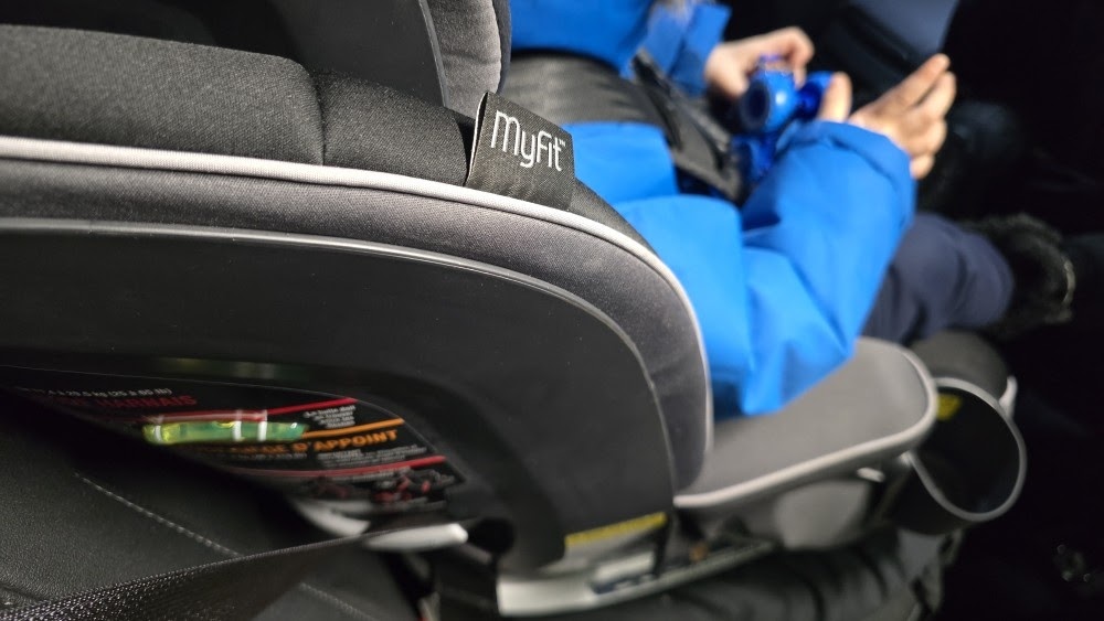 Chicco MyFit car seat 5-point harness installed in car, child seated inside Siège auto Chicco MyFit harnais 5 points installé dans voiture, enfant à l'intérieur