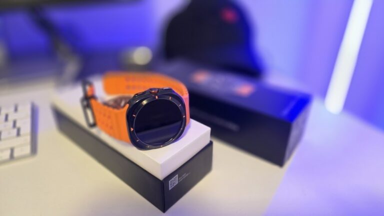 Samsung Galaxy Watch Ultra watch, orange strap, heart rate sensor on the back Montre Samsung Galaxy Watch Ultra, bracelet orange, capteur cardiaque au dos