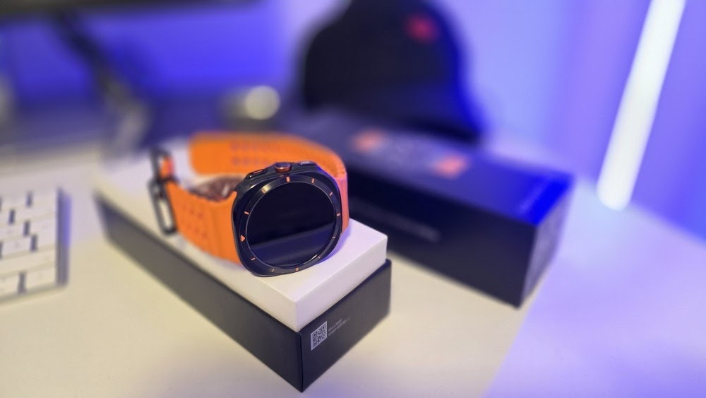 Samsung Galaxy Watch Ultra watch, orange strap, heart rate sensor on the back Montre Samsung Galaxy Watch Ultra, bracelet orange, capteur cardiaque au dos