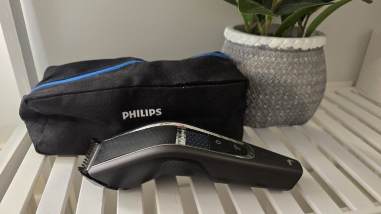 Philips Series 7000 Hair Clipper kit with combs and scissors neatly organized inside clean storage case Tondeuse Philips Series 7000 avec trousse de rangement
